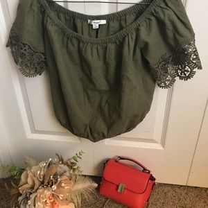 ‼️SALE‼️Beautiful lace- cropped blouse